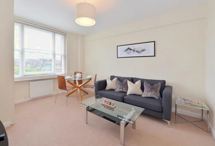 1 Bedroom Flat To Rent In Hill Street, London, W1J
