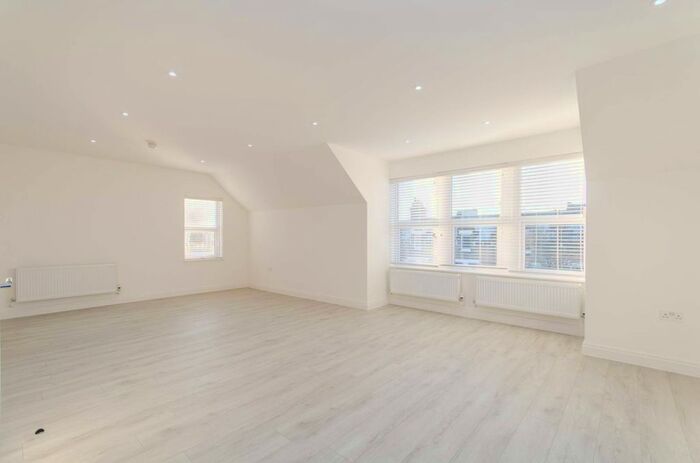 2 Bedroom Flat To Rent In King's Road, Wimbledon, London, SW19