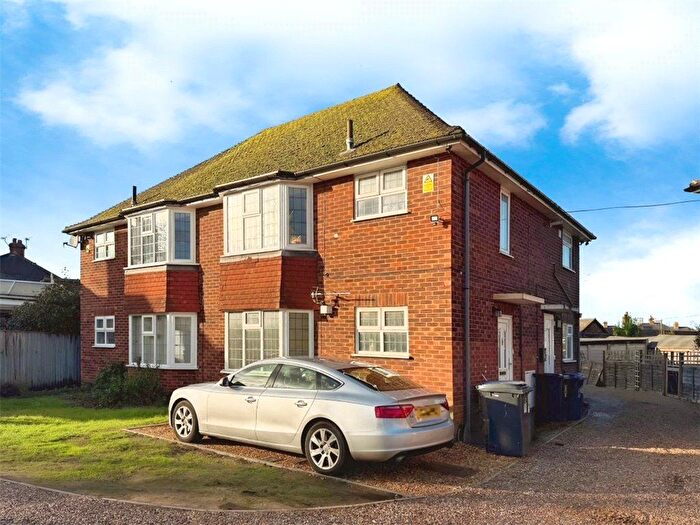 1 Bedroom Flat To Rent In Poundfield Court, Woking, Surrey, GU22