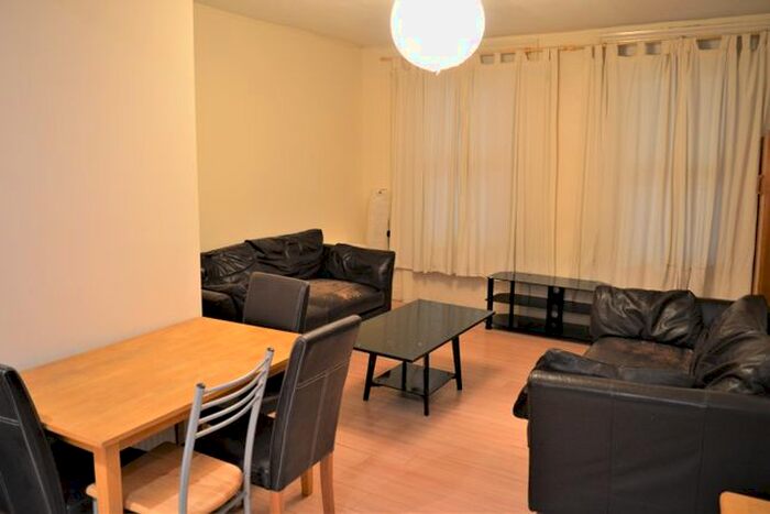 3 Bedroom Flat To Rent In Walworth Road, Kennington, SE17