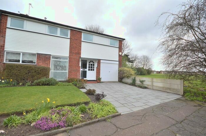 5 Bedroom Semi-Detached House To Rent In Dunelm Drive, Sale, M33