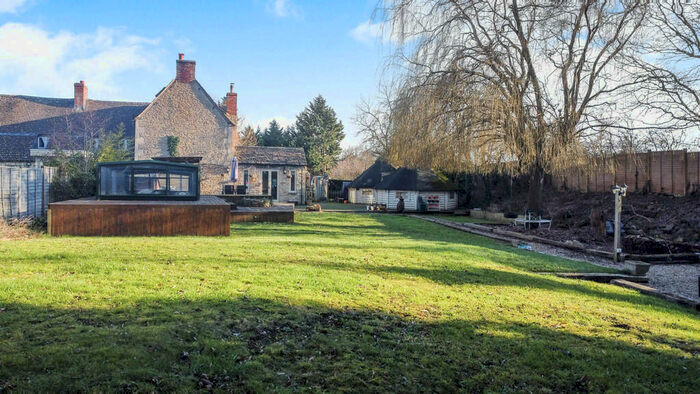 3 Bedroom Cottage For Sale In Seven Bridges Cottages, Water Eaton, SN6