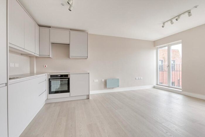 1 Bedroom Apartment To Rent In High Street, Crowthorne, RG45