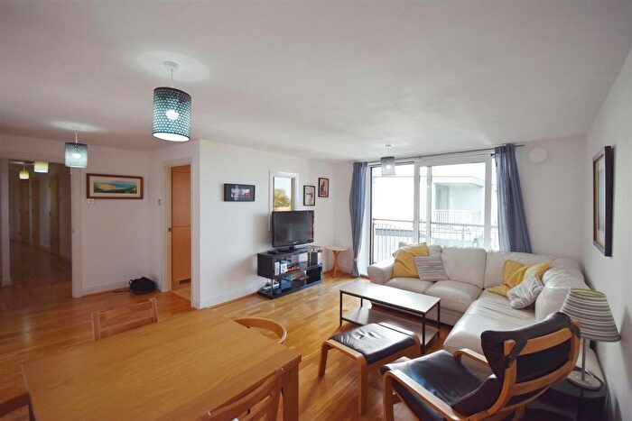 2 Bedroom Flat To Rent In Holland Gardens, Brentford, TW8