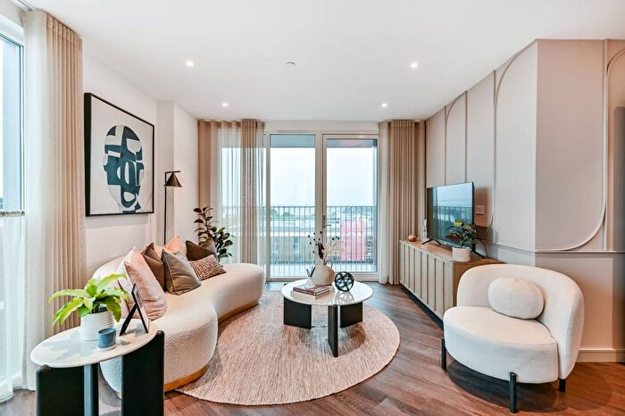 3 Bedroom Flat For Sale In Eden Grove, Staines, Surrey, TW18