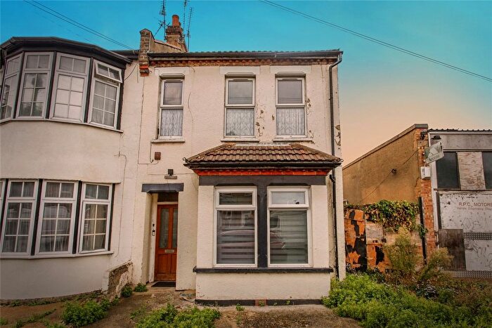 2 Bedroom Flat For Sale In Salisbury Avenue, Westcliff-On-Sea, Essex, SS0