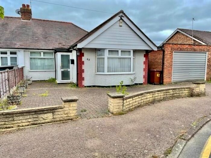 2 Bedroom SemiDetached Bungalow For Sale In The Drive, Potters Bar, EN6