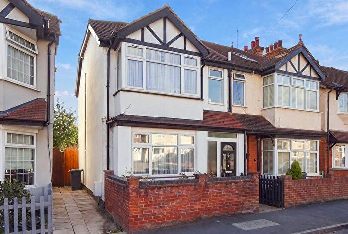 3 Bedroom Semi-Detached House For Sale In Old Essex Road, Hoddesdon, EN11