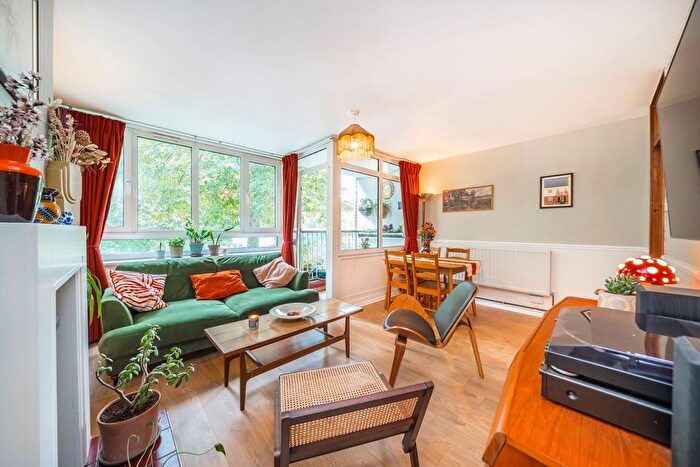 3 Bedroom Maisonette For Sale In Nunhead Crescent, Nunhead, SE15