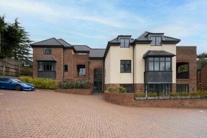 2 Bedroom Flat To Rent In Howell Hill, Cheam, SM2