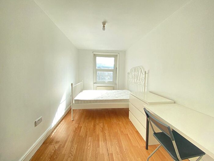 3 Bedroom Flat To Rent In Mile End Road, London, E1