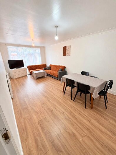 4 Bedroom Semi-Detached House To Rent In Upsdell Avenue, N13