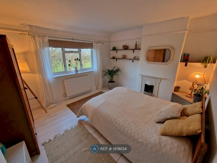 3 Bedroom Semi-Detached House To Rent In The Square, Bristol, BS39