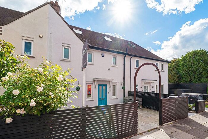 4 Bedroom Property For Sale In Almond Grove, Brentford, TW8