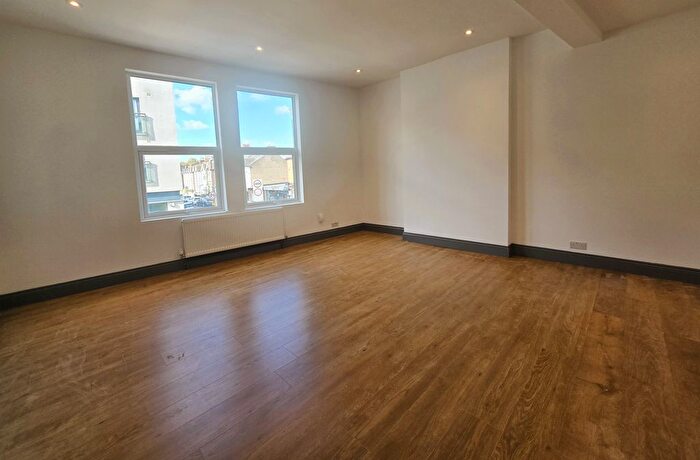 2 Bedroom Flat To Rent In Garratt Lane, London, SW18