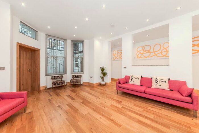 3 Bedroom Flat To Rent In Barkston Gardens, Earls Court, SW5