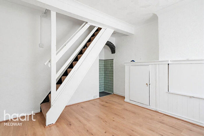2 Bedroom End Of Terrace House For Sale In Hartfield Place, Gravesend, DA11