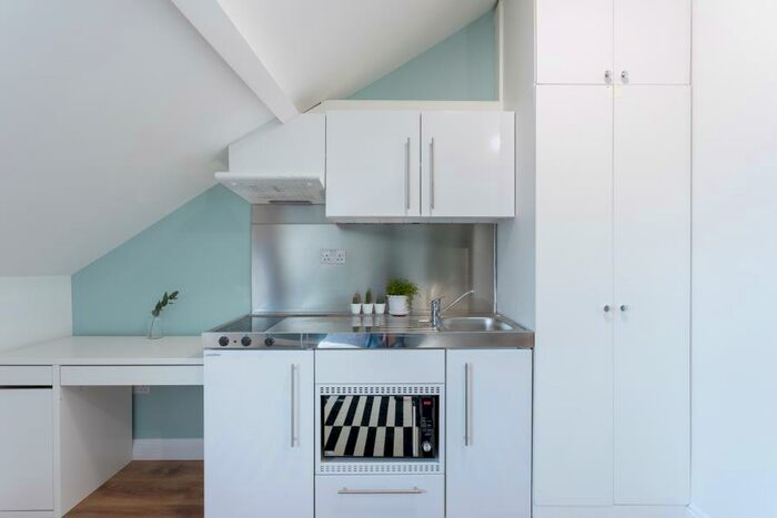 Apartment To Rent In Bearwood Parade, Bearwood, Birmingham, B66