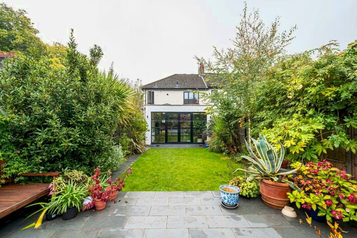 3 Bedroom Semi-Detached House To Rent In Gunton Road, Hackney, London, E5