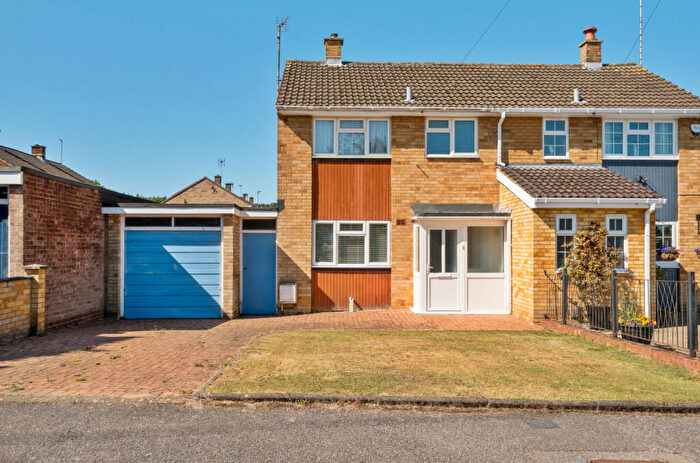 3 Bedroom Semi-Detached House For Sale In Kirkstone Drive, Dunstable, Bedfordshire, LU6