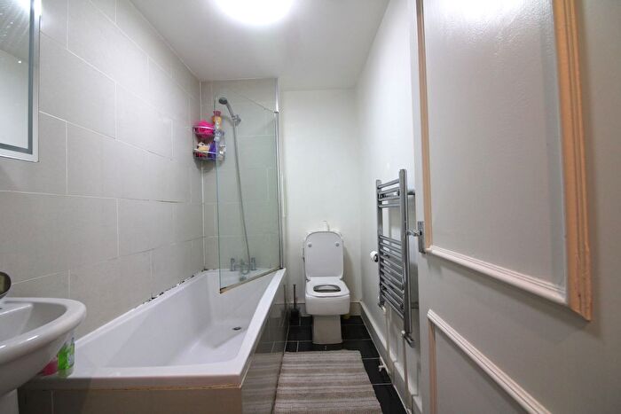 1 Bedroom Flat To Rent In Longley Road, London, SW17