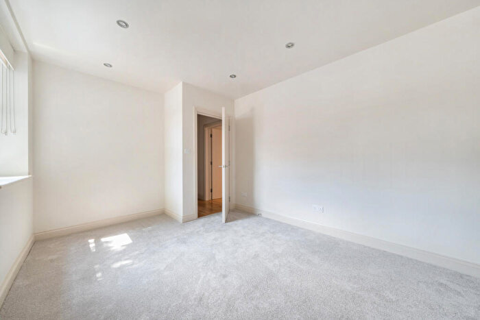 2 Bedroom Apartment For Sale In Whateley Road, London, SE22