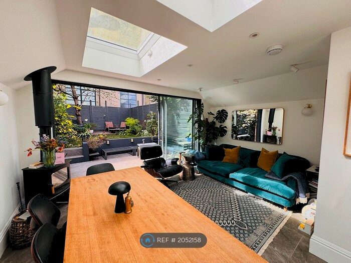 3 Bedroom Flat To Rent In Martell Road, London, SE21