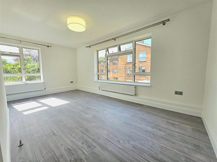 2 Bedroom Flat To Rent In Moorfield Road, Uxbridge, UB8