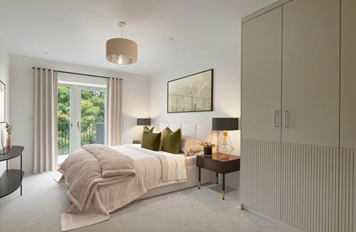 2 Bedroom Flat For Sale In Meadow Chase, Henley-On-Thames, RG9