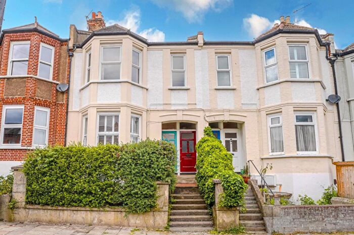 2 Bedroom Apartment For Sale In Casewick Road, London, SE27