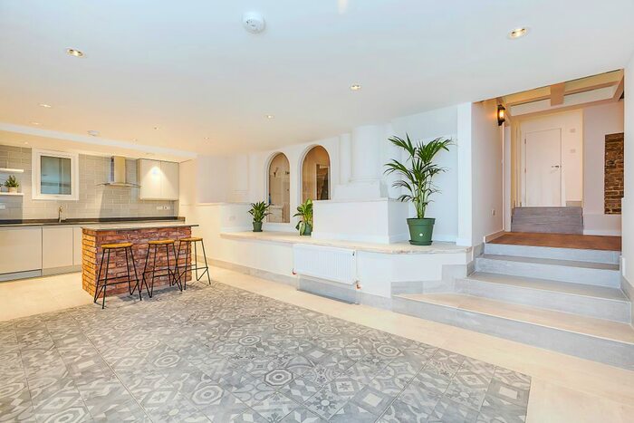 4 Bedroom Flat To Rent In Camden Park Road, Camden, NW1