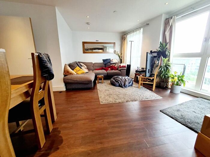 3 Bedroom Flat To Rent In Queensland Road, Drayton Park, N7