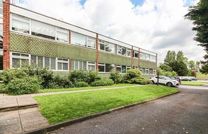 2 Bedroom Apartment For Sale In Valley Court, Woodford Green, IG8