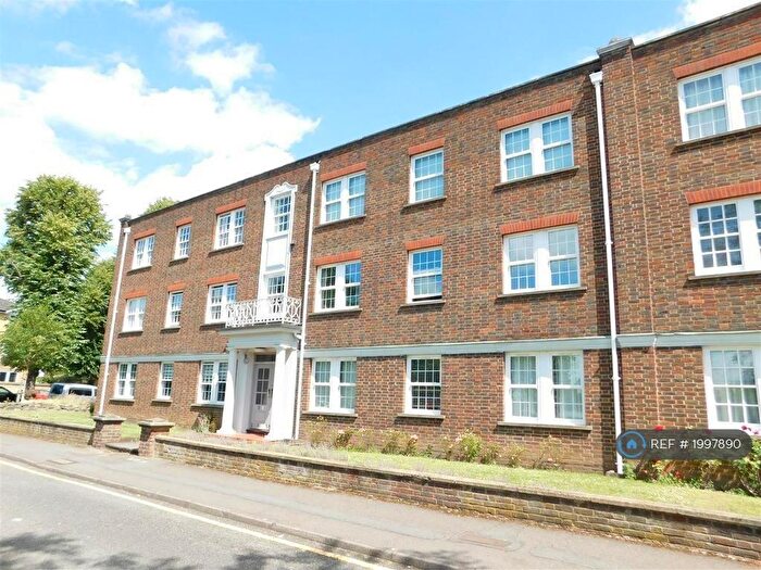 3 Bedroom Flat To Rent In Home Park Walk, Kingston Upon Thames, KT1