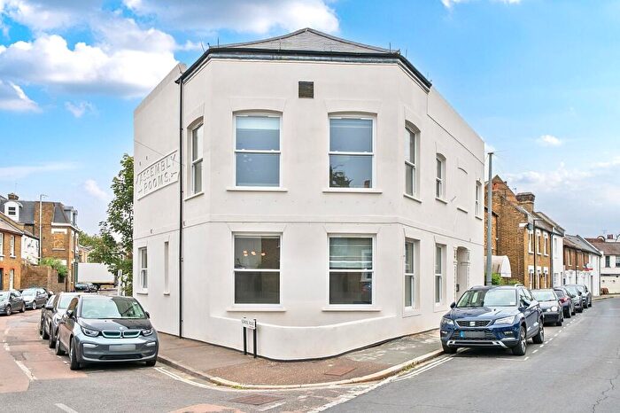 1 Bedroom Flat For Sale In Park Road, Hampton Wick, KT1
