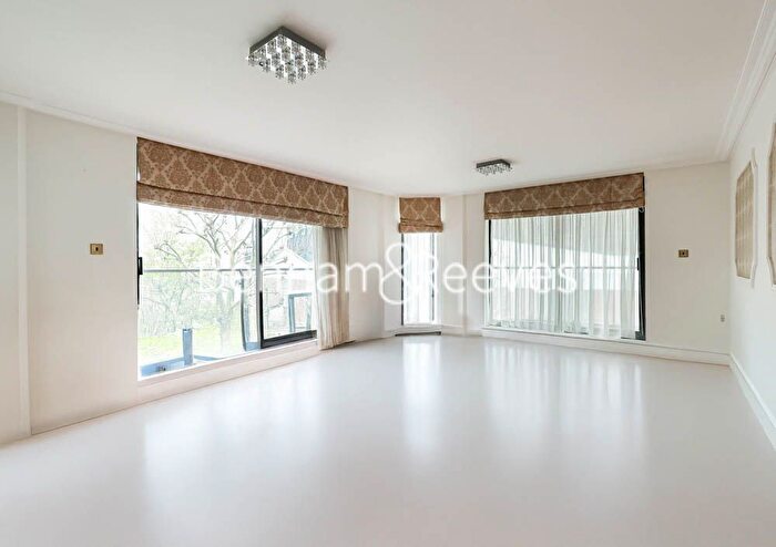 3 Bedroom Flat To Rent In Kensington West, Kensington, W14