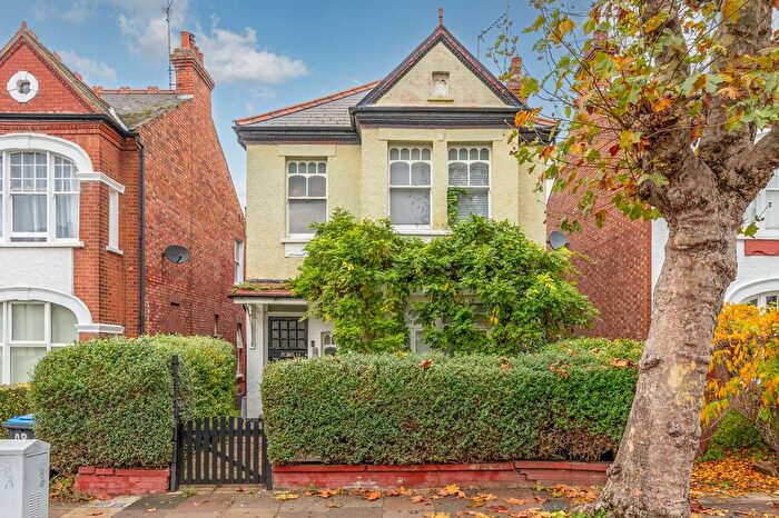 2 Bedroom Flat For Sale In Melrose Avenue, Cricklewood, London, NW2