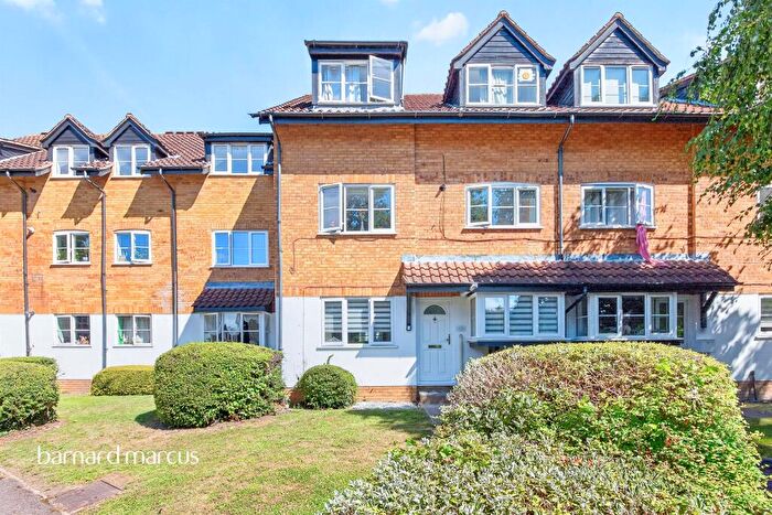 2 Bedroom Flat For Sale In Boleyn Way, Barnet, EN5