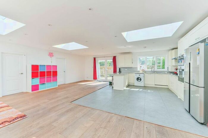 5 Bedroom Bungalow To Rent In Avenue Road, Belmont, Sutton, SM2
