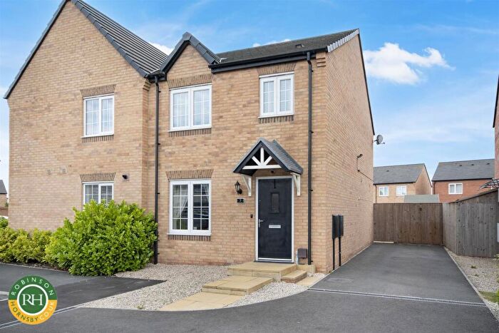 3 Bedroom House For Sale In Hewer Close, New Rossington, Doncaster, DN11