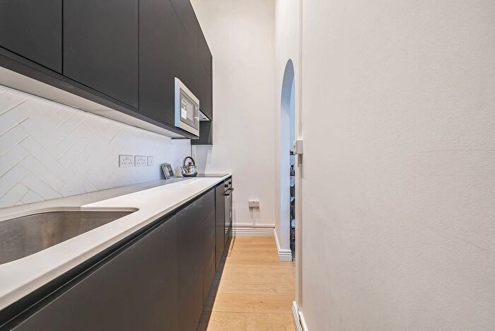 2 Bedroom Flat To Rent In Beaufort Gardens, Kensington, London, SW3