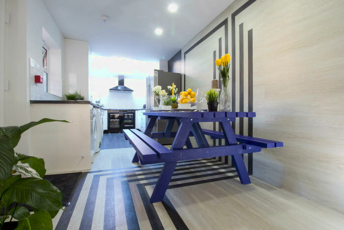 6 Bedroom House To Rent In Halsbury Road, L6