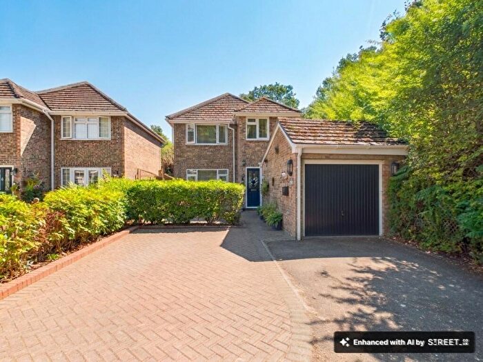 3 Bedroom Detached House For Sale In Droxford Crescent, Tadley, RG26
