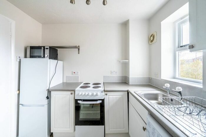 1 Bedroom Flat To Rent In Massingberd Way, Tooting Bec, London, SW17