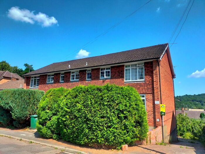 1 Bedroom Flat To Rent In Garibaldi Road, Redhill, RH1