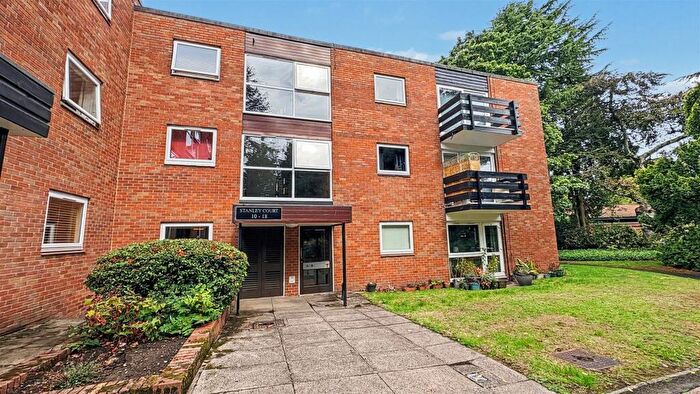 2 Bedroom Flat For Sale In Wake Green Park, Birmingham, B13