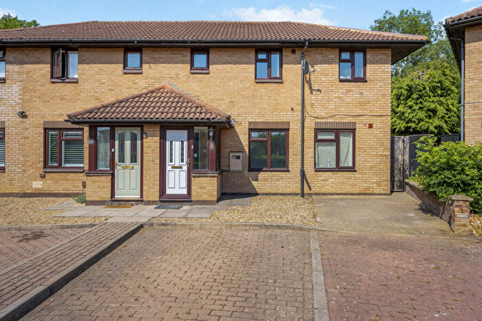 6 Bedroom Semi-Detached House To Rent In Pomander Crescent, Walnut Tree, Milton Keynes, MK7