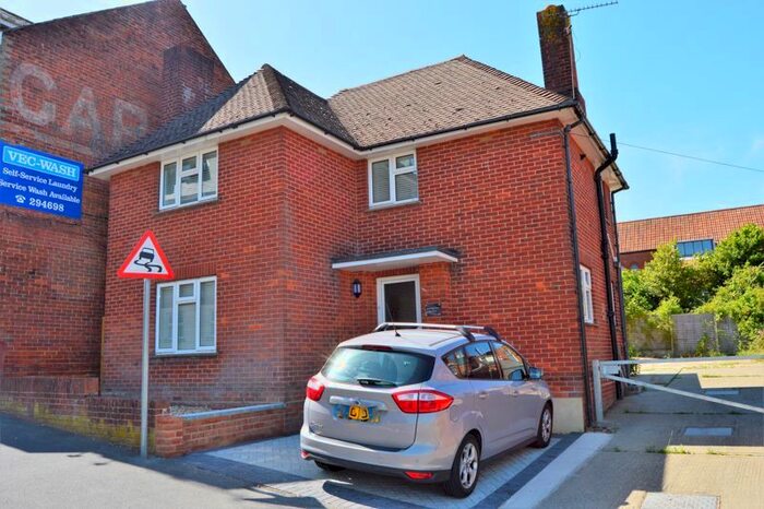3 Bedroom Detached House To Rent In Mill Hill Road, Cowes, PO31