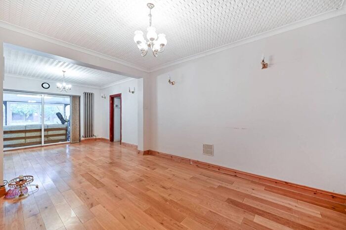 6 Bedroom End Of Terrace House For Sale In Francis Road, Hounslow, TW4