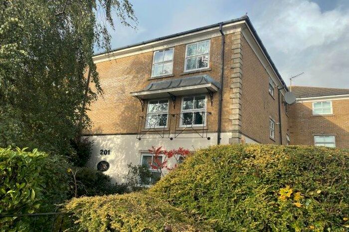 2 Bedroom Flat To Rent In Great North Way, London, NW4